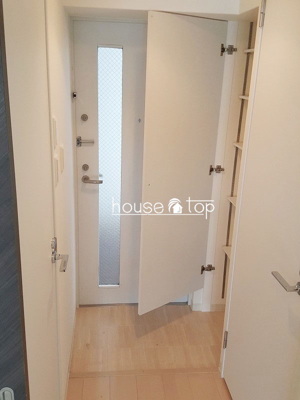 玄関　天井高まであるシューズボックスですよ！