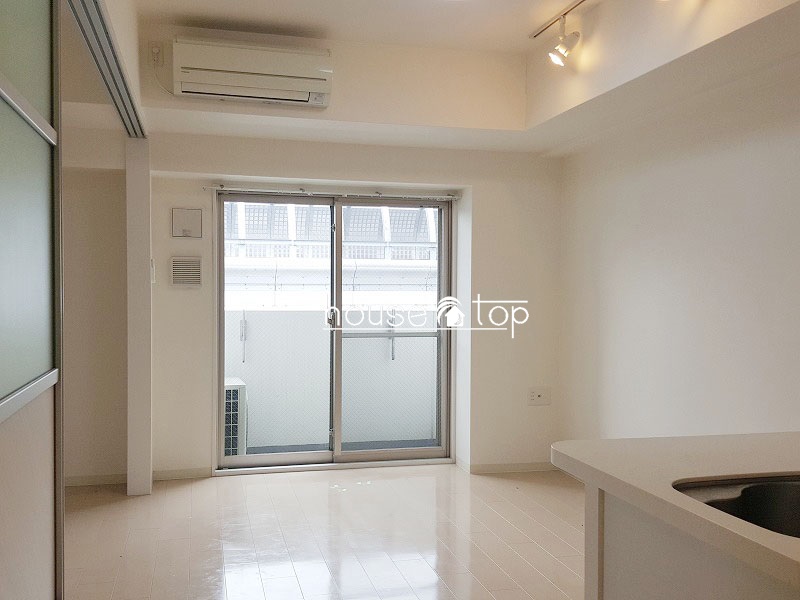 居室・リビング　リビングにはエアコン1台完備しておりますよ！