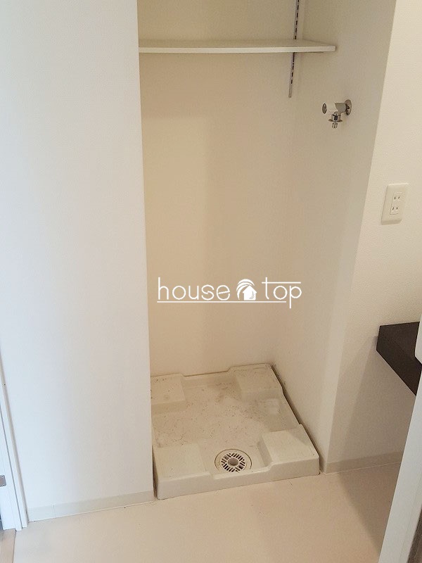 洗面設備　洗濯機置場の上には収納棚もありますよ！