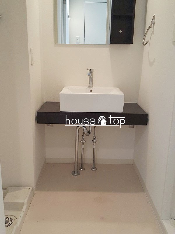 洗面設備　オシャレなデザイナーズ仕様の洗面台！脱衣スペースも広いです！