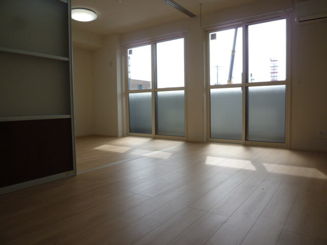 その他部屋・スペース　窓が大きくて室内が明るいですね