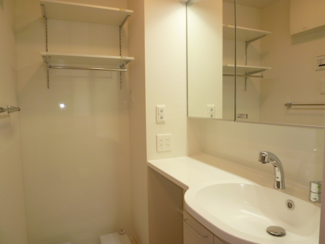 洗面設備　ホテルタイプのワイドミラーです、朝シャンできますぅ～