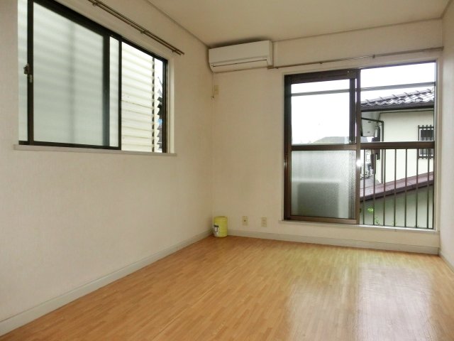 居室・リビング　２面採光の明るい居室スペース。