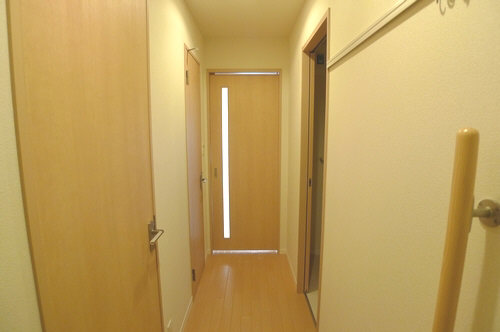玄関　玄関に手すり付き