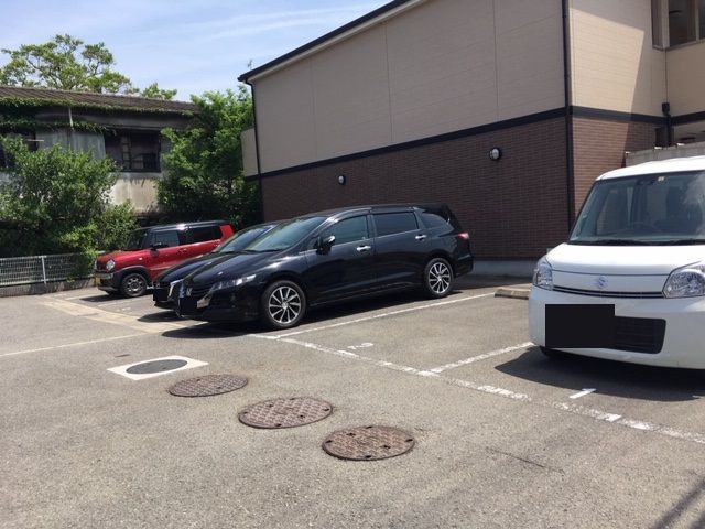 【和歌山市北島のアパートの駐車場】