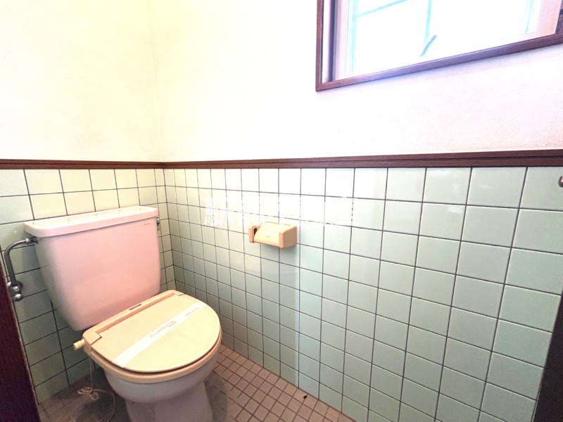トイレ　トイレにも窓付き☆