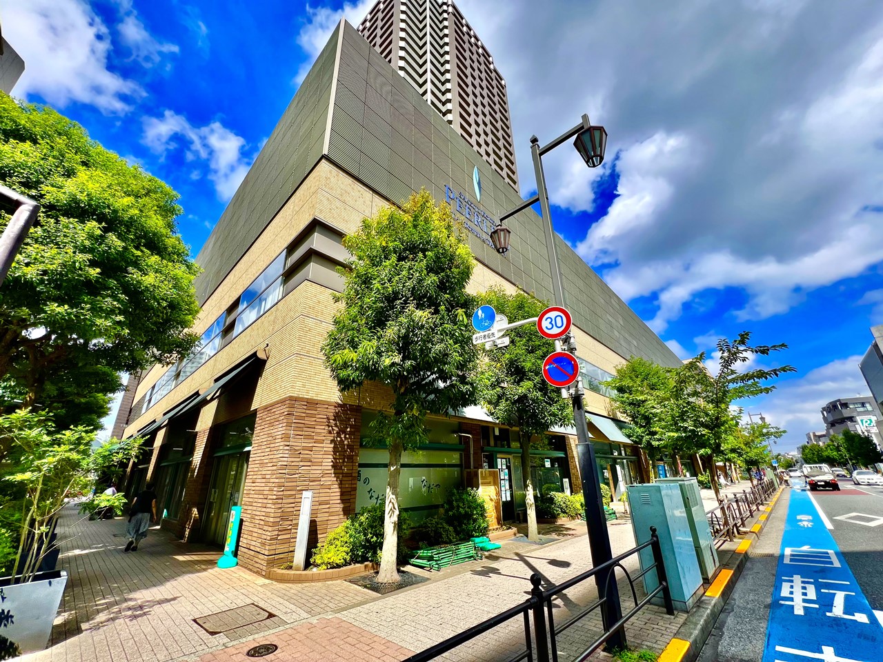 ショッピングセンター　クイーンズ伊勢丹（ショッピングセンター）まで240m