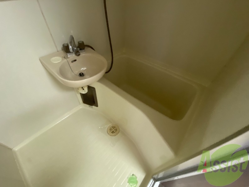 バス・シャワールーム　こちらはお風呂。一日の疲れをここで癒してください。