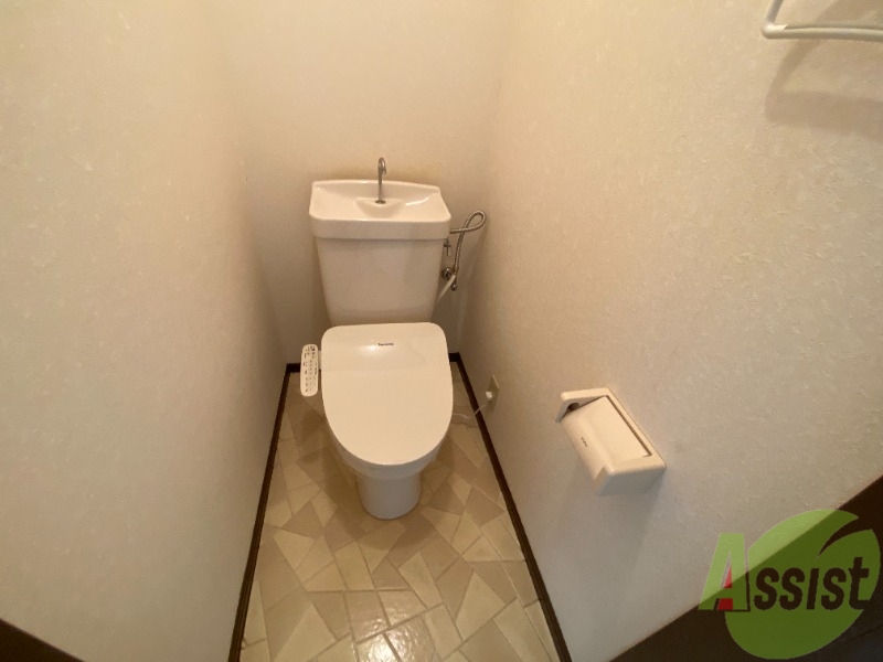 トイレ　ウォシュレット機能がついているので安心ですね。