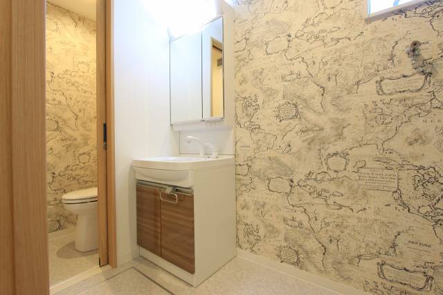 洗面設備　清潔洗面ルーム。