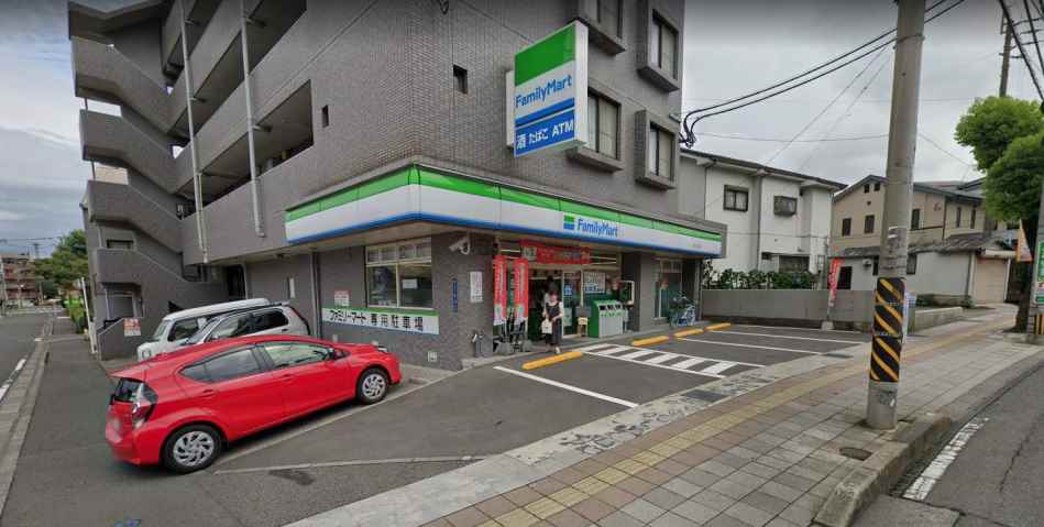 コンビニ　ファミリーマート（コンビニ）まで990m