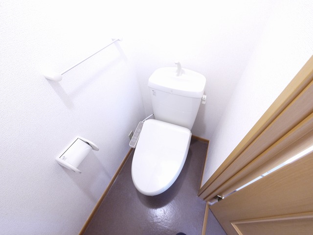 トイレ　落ち着いた色調のトイレです