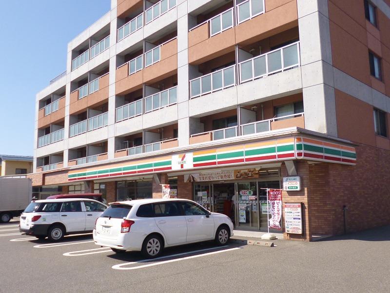 コンビニ　セブンイレブン新潟小新4丁目店（コンビニ）まで258m
