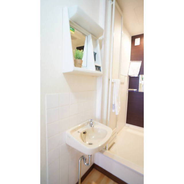 洗面設備　浴室入口に洗面がございます