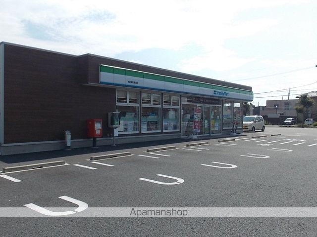 コンビニ　ファミリーマート（コンビニ）まで322m