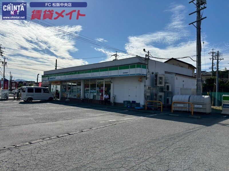 コンビニ　ファミリーマート松阪学園前店（コンビニ）まで689m
