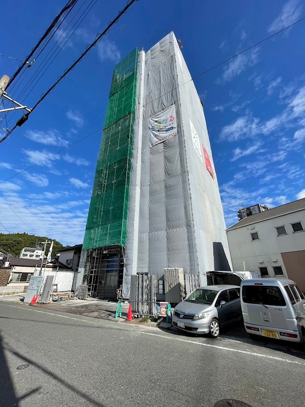 【北九州市八幡東区枝光本町のマンションの建物外観】