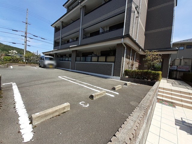 【京都市左京区岩倉北池田町のマンションの駐車場】