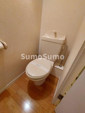 トイレ　落ち着いた色調のトイレです