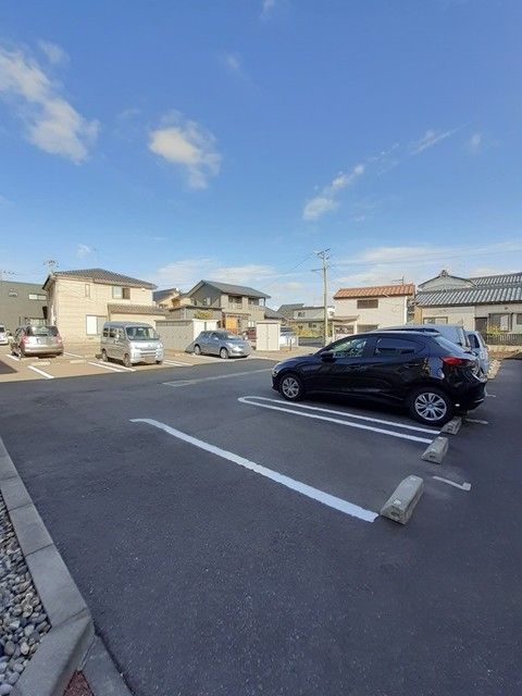 【新潟市西区五十嵐中島のアパートの駐車場】