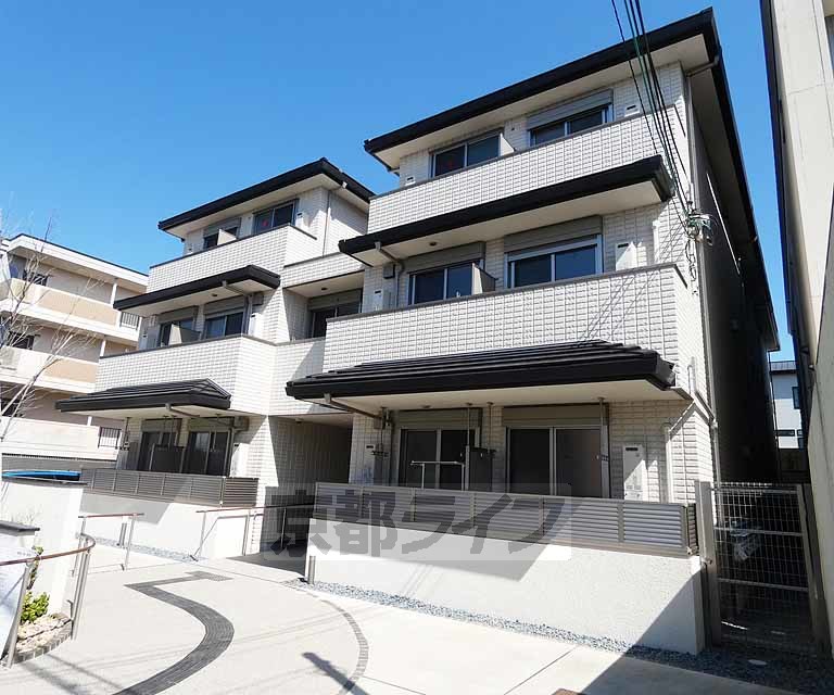 京都市伏見区新町１１丁目のマンションの建物外観