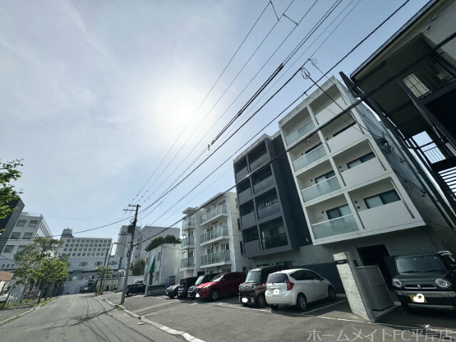 【アヴェンタドール学園前の建物外観】