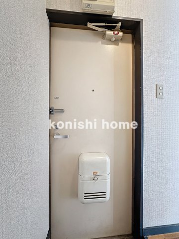 玄関　※反転タイプ、別部屋写真使用。