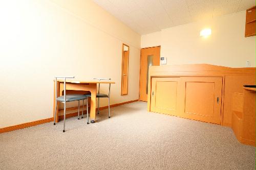 居室・リビング　ベッド下に収納スペースあり！荷物が多くても十分に収まります