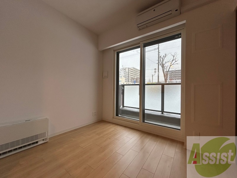 居室・リビング　日当たりが良くて心地よく過ごせそうなお部屋です。