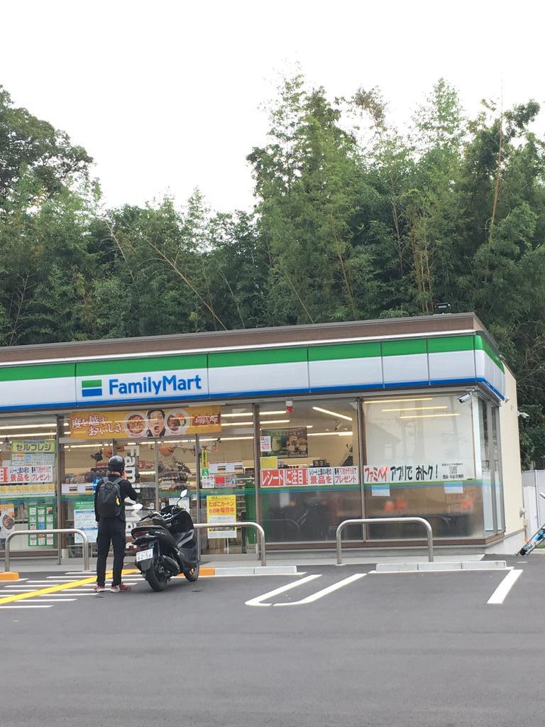 コンビニ　ファミリーマート亀岡下矢田店（コンビニ）まで352m
