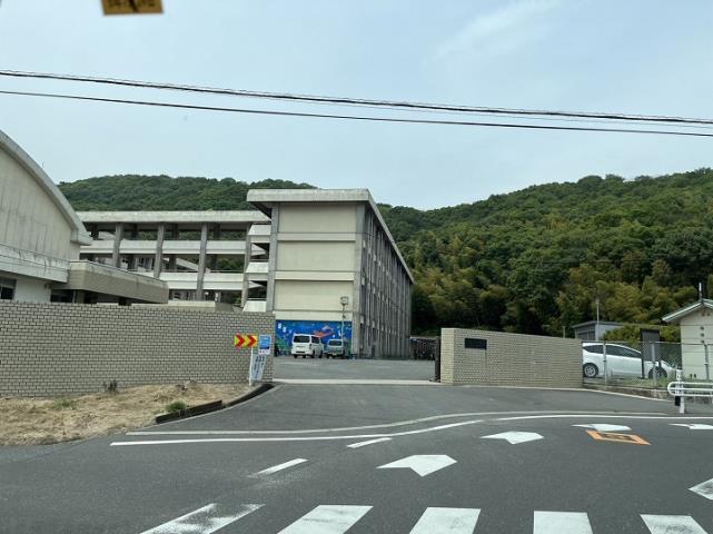 中学校　玉野市立荘内中学校（中学校）まで671m