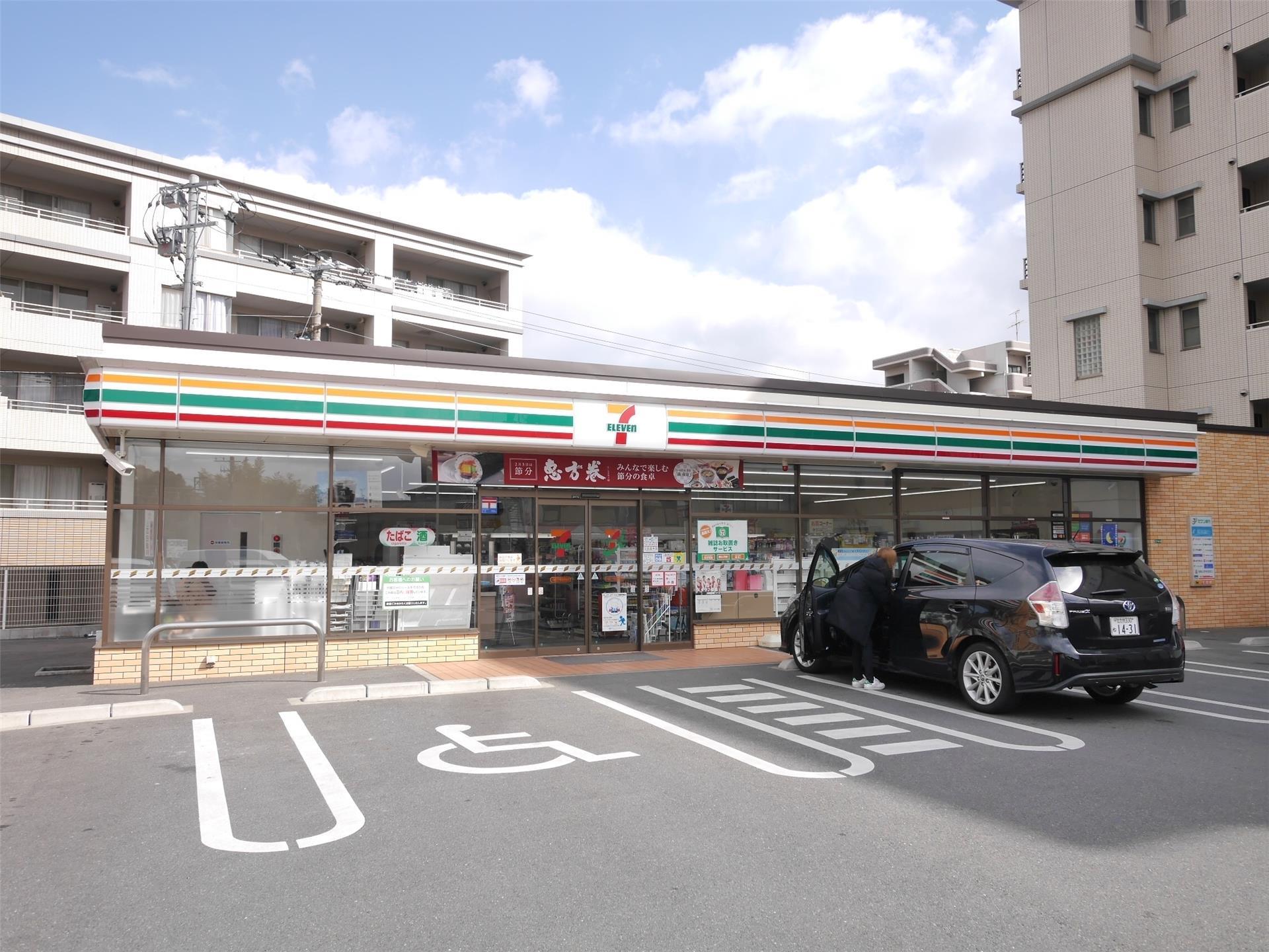 コンビニ　セブンイレブン八幡三ケ森電停前店（コンビニ）まで120m