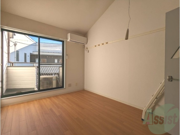 居室・リビング　ピカピカのフローリングが清潔感がありますね。