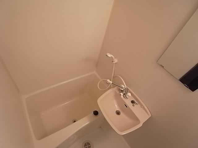 バス・シャワールーム　お風呂・トイレ別々のセパレートです