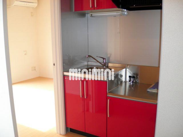 キッチン　赤のキッチンがオシャレです