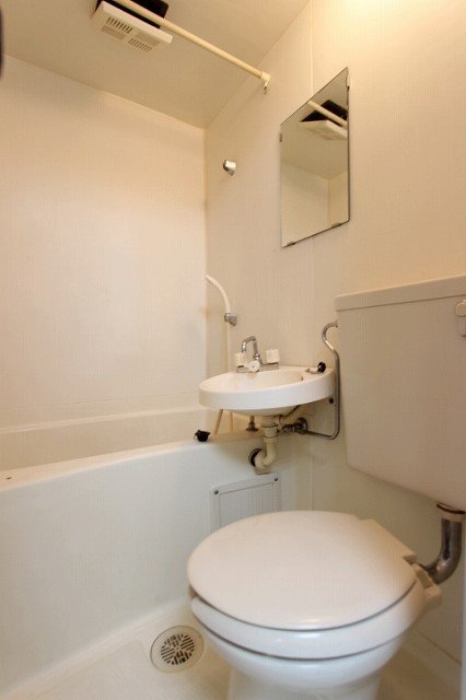 バス・シャワールーム　同物件、別号室のものです。