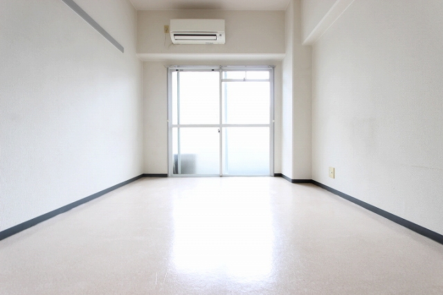 居室・リビング　同物件、別号室のものです。