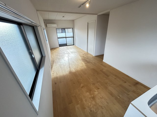 居室・リビング　角部屋で明るく広いリビング☆