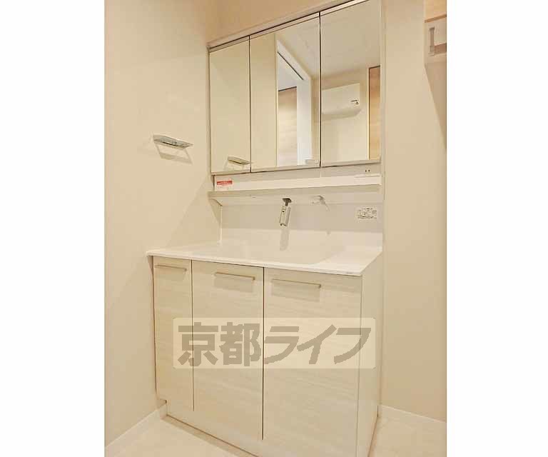 洗面設備　綺麗な洗面化粧台です。