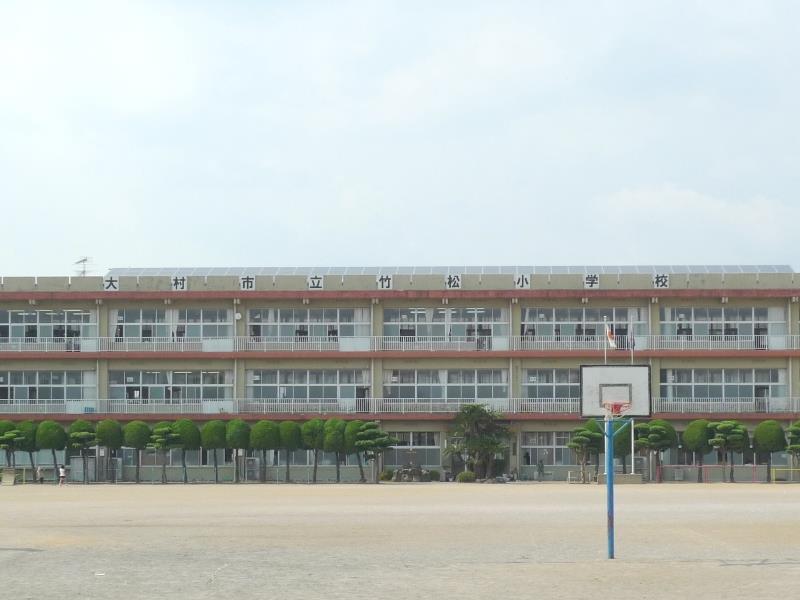 小学校　竹松小学校（小学校）まで700m
