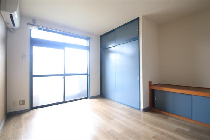 居室・リビング　押入タイプと足元に収納があるので収納が多いです！