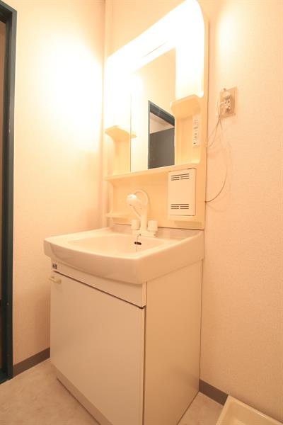 洗面設備　独立洗面台付きで朝の身支度もばっちりです！