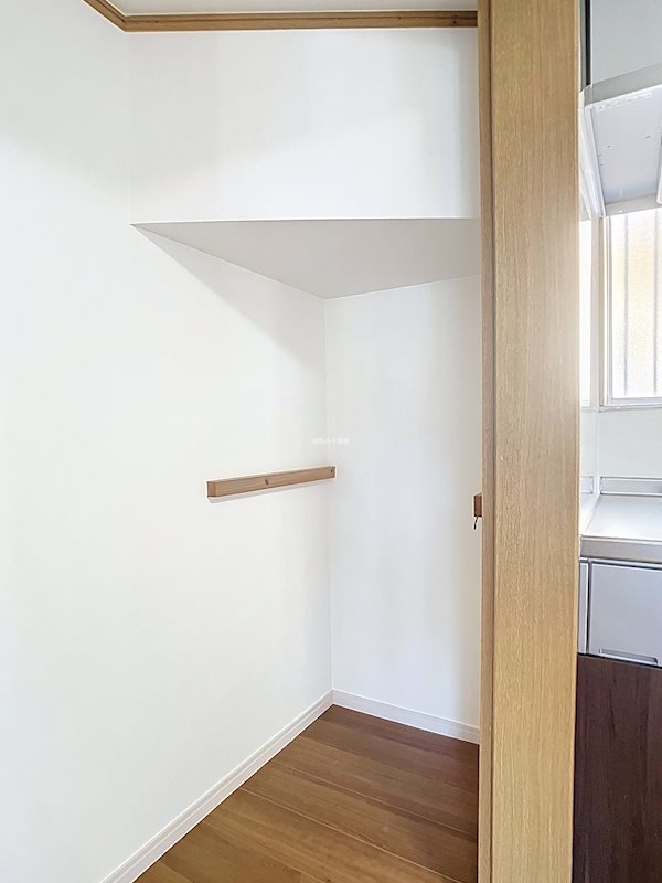 収納　キッチン横スペースはパントリーとして。