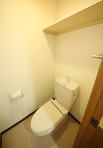 トイレ　参考写真になります （中部屋の為、側面の窓はありません）