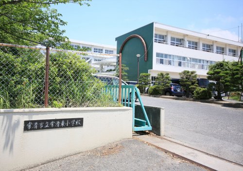 小学校　常滑市立常滑東小学校（小学校）まで375m