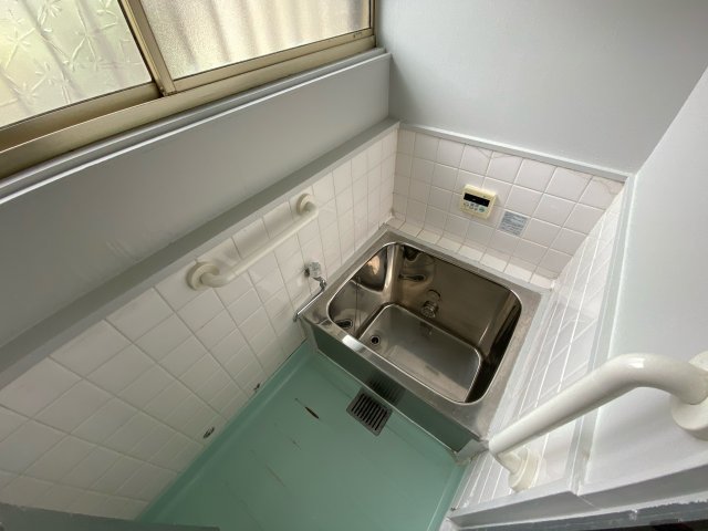 バス・シャワールーム　浴室に窓があり換気も楽々♪