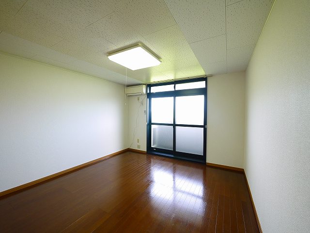 その他部屋・スペース　落ち着いた色調の寝室です