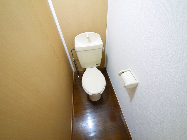 トイレ　落ち着いた色調のトイレです