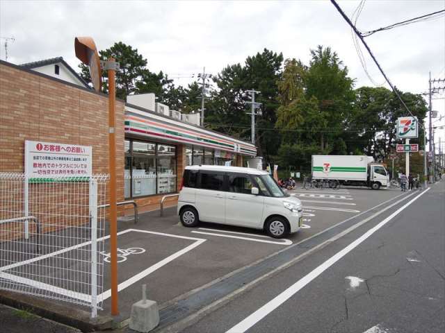 コンビニ　セブンイレブン（コンビニ）まで560m