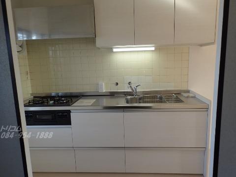 キッチン　ガスコンロとグリル付システムキッチン（イメージ）